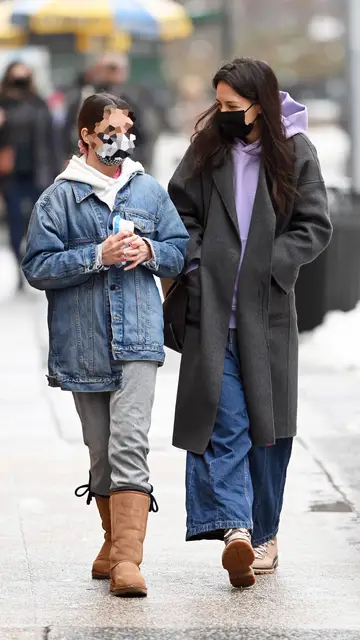 Surie Cruise paseando con su madre Katie Holmes La pequeña cada vez se parece más a sus padres