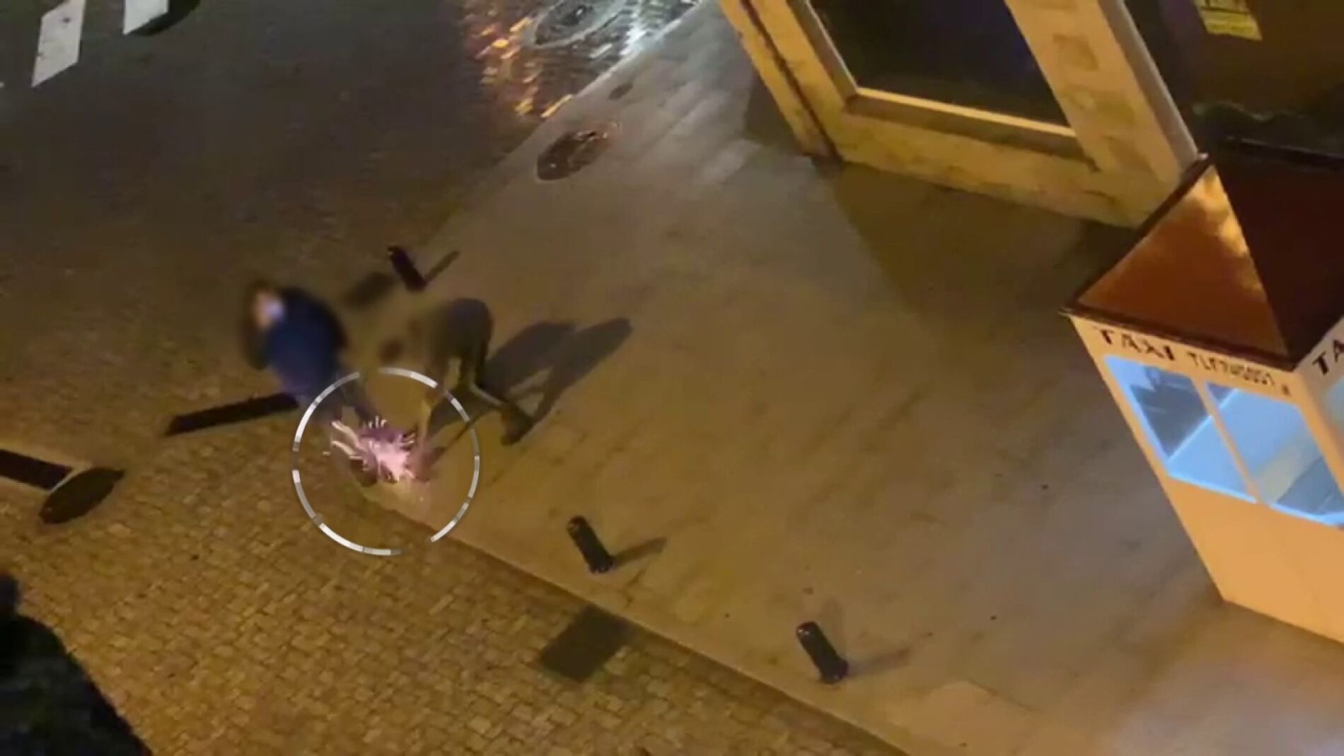 Un joven acusa a un taxista de tocar a su novia y lo amenza con un hacha