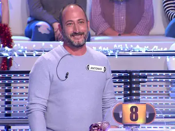 ¡Si era evidente! Antonio se inventa una nueva versión en español de un éxito de The Beatles en '¡Ahora caigo!' ¡Si era evidente! Antonio se inventa una nueva versión en español de un éxito de The Beatles en '¡Ahora caigo!'