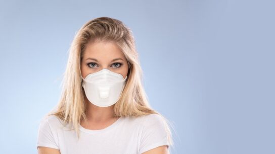 mujer con mascarilla