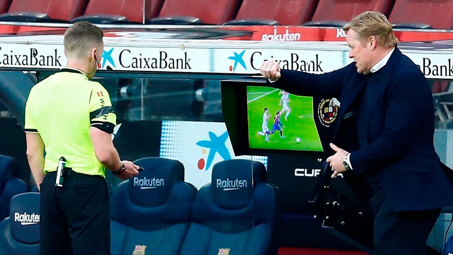 Koeman protesta ante el árbitro Koeman protesta ante el árbitro