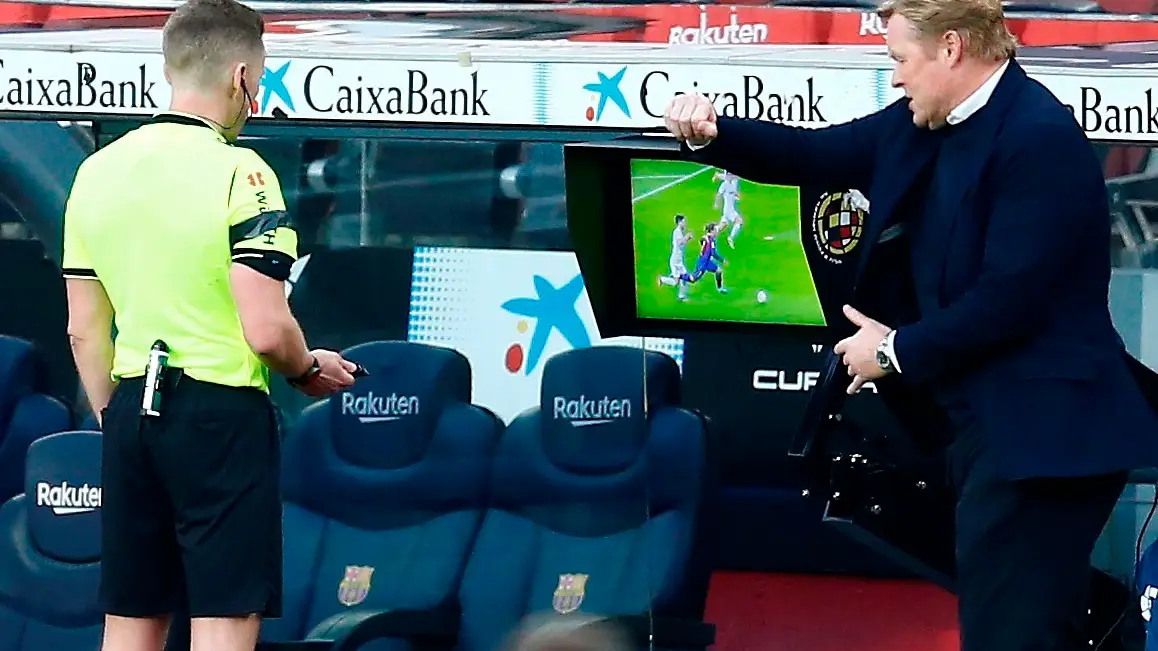 Koeman protesta ante el árbitro Koeman protesta ante el árbitro