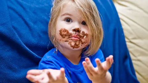Niña ligeramente manchada Niña ligeramente manchada