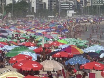 Continúa la polémica por las alarmantes imágenes de playas abarrotadas en Brasil en plena pandemia del coronavirus