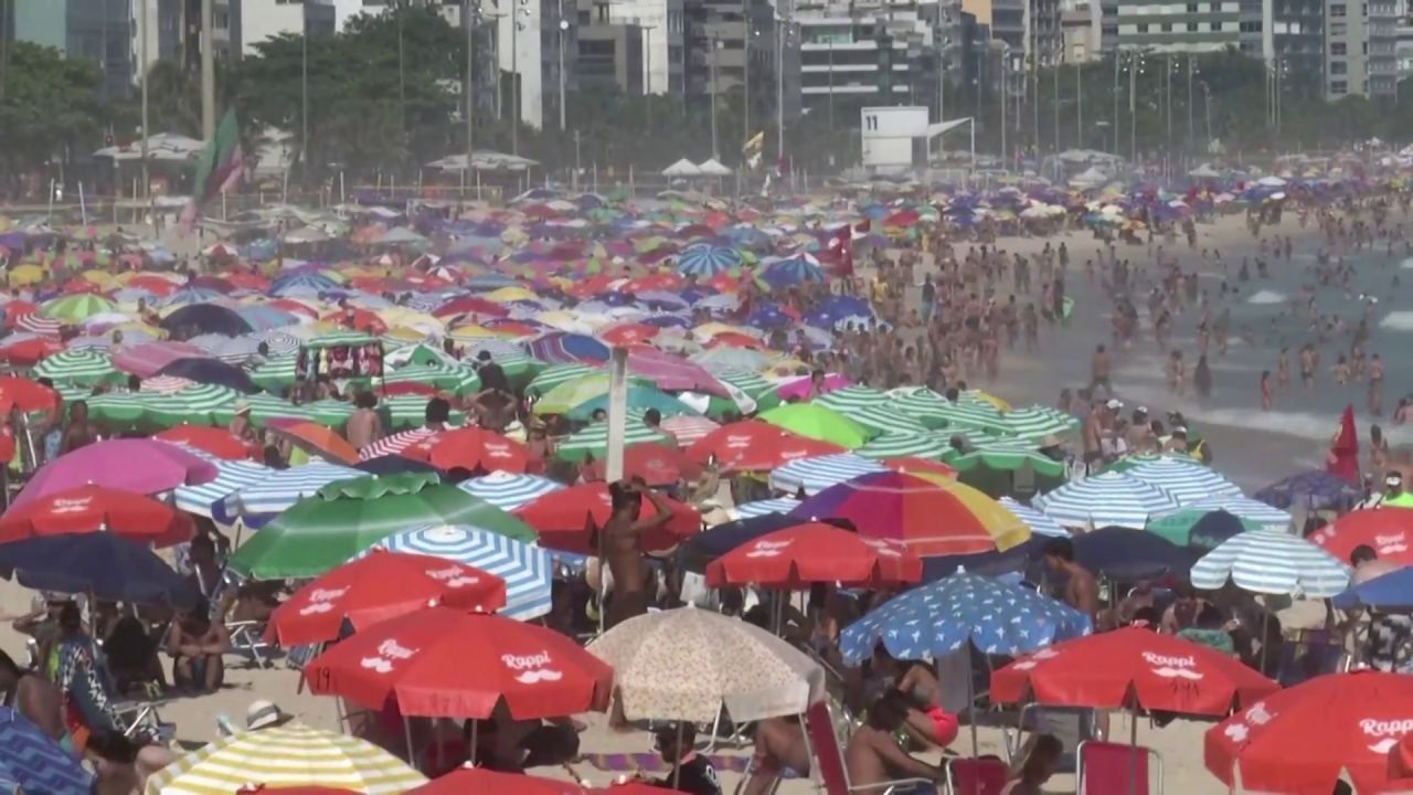 Las alarmantes imágenes de playas abarrotadas en Brasil en ...