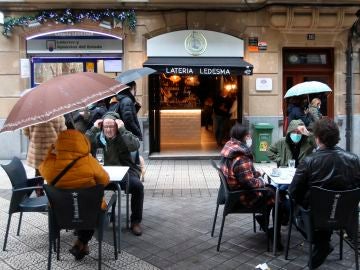 Varios clientes toman el aperitivo en un bar de Bilbao. 