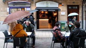 Varios clientes toman el aperitivo en un bar de Bilbao. 