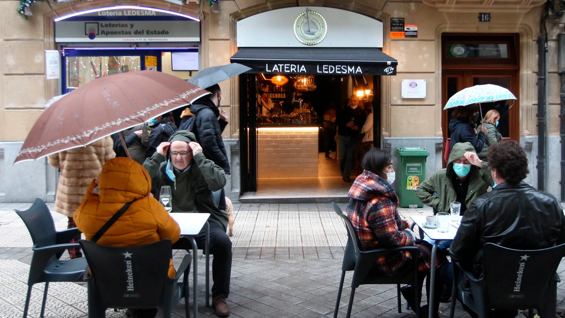 Varios clientes toman el aperitivo en un bar de Bilbao. Varios clientes toman el aperitivo en un bar de Bilbao.