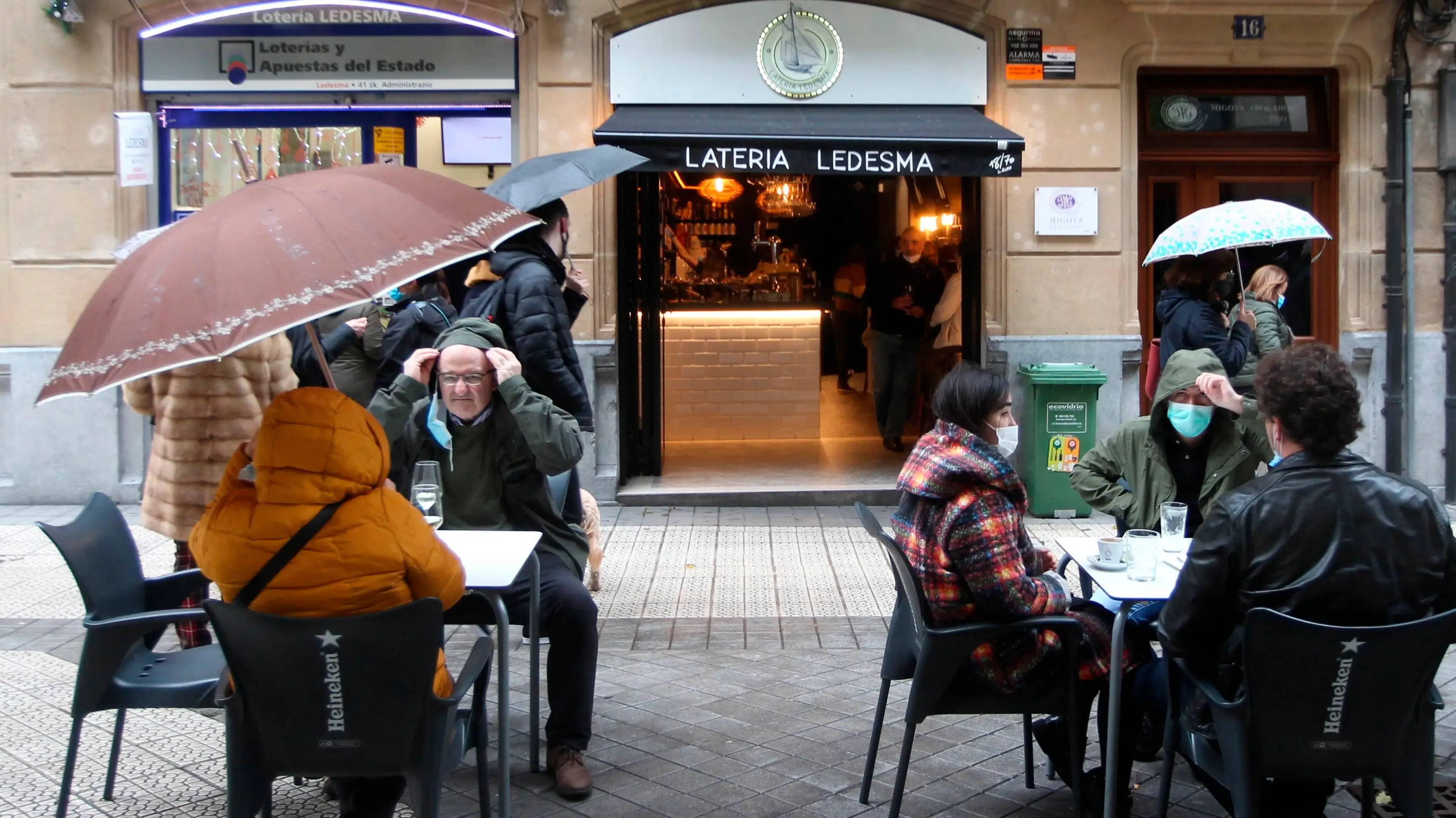 Varios clientes toman el aperitivo en un bar de Bilbao. Varios clientes toman el aperitivo en un bar de Bilbao.