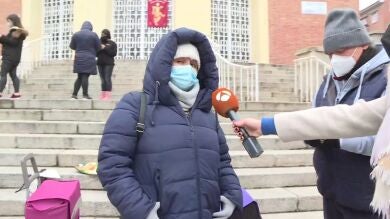 Largas colas en la Fundación Madrina de madres solas y con hijos en busca de ayuda