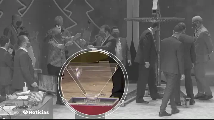 El gesto de un interventor al golpear una bola que ha levantado sospechas en las redes sociales