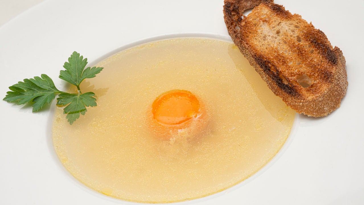 Receta de consomé a la reina, de Karlos Arguiñano si nos hubiese