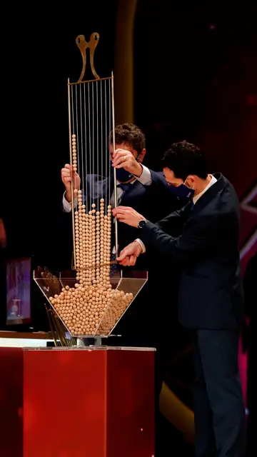 Responsables de loterías con las bolas del Sorteo de Navidad Responsables de loterías con las bolas del Sorteo de Navidad