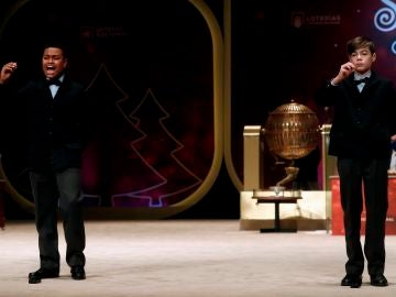Alexander René Herrera y Unai Barón Maldonado cantan el 72897, agraciado con el Gordo del Sorteo Extraordinario de la Lotería de Navidad