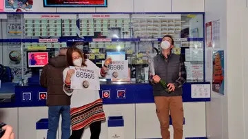 Los trabajadores de la administración número 20 de Albacete celebran uno de los quintos premios del sorteo extraordinario de Navidad Los trabajadores de la administración número 20 de Albacete celebran uno de los quintos premios del sorteo extraordinario de Navidad