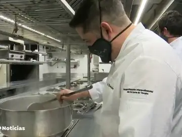 Cinco reconocidos chefs se unen al Ayuntamiento de Madrid para repartir comida durante la Navidad del coronavirus Cinco reconocidos chefs se unen al Ayuntamiento de Madrid para repartir comida durante la Navidad del coronavirus