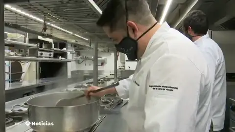 Cinco reconocidos chefs se unen al Ayuntamiento de Madrid para repartir comida durante la Navidad del coronavirus Cinco reconocidos chefs se unen al Ayuntamiento de Madrid para repartir comida durante la Navidad del coronavirus