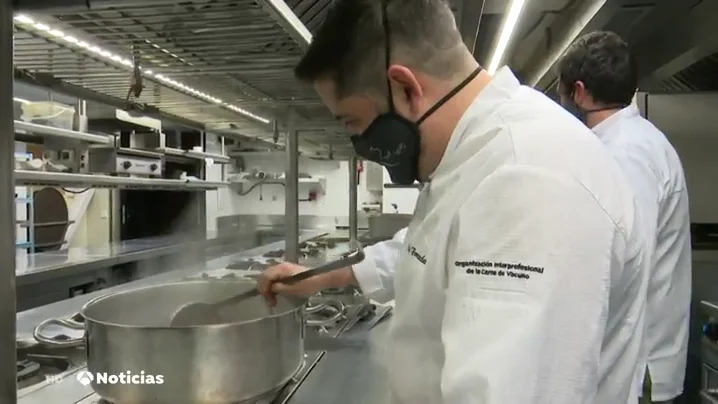 Cinco reconocidos chefs se unen al Ayuntamiento de Madrid para repartir comida durante la Navidad del coronavirus Cinco reconocidos chefs se unen al Ayuntamiento de Madrid para repartir comida durante la Navidad del coronavirus