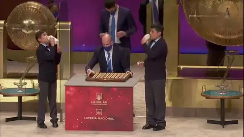 Uno de los niños de San Ildefonso desafina y pide agua en la Lotería de Navidad 2020: "Tengo sed" Uno de los niños de San Ildefonso desafina y pide agua en la Lotería de Navidad 2020: "Tengo sed"