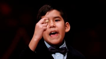 Samuel Dávalos Durán canta el 19.371, agraciado con un quinto premio
