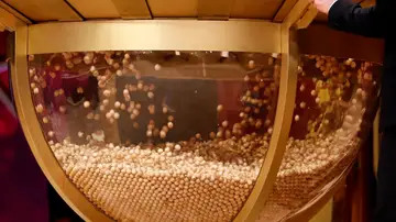 Una tolva del Sorteo de Navidad en el Teatro Real Una tolva del Sorteo de Navidad en el Teatro Real