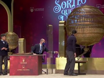 El susto de un niño de San Ildefonso al no encontrar una bola de lotería de Navidad: "¿Dónde está?"