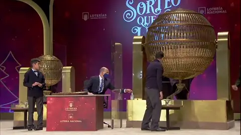 El susto de un niño de San Ildefonso al no encontrar una bola de lotería de Navidad: "¿Dónde está?" El susto de un niño de San Ildefonso al no encontrar una bola de lotería de Navidad: "¿Dónde está?"
