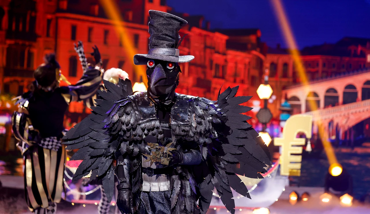 El Cuervo se pone romántico con ‘Piu bella cosa’ en la Gran Final de ‘Mask Singer’ 