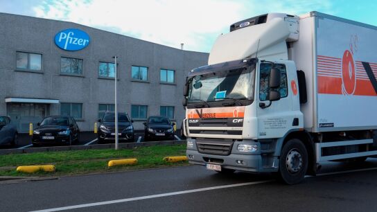 Los camiones que reparten la vacuna del coronavirus Pfizer desde B&eacute;lgica al resto de Europa 