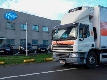 Los camiones que reparten la vacuna del coronavirus Pfizer desde Bélgica al resto de Europa 