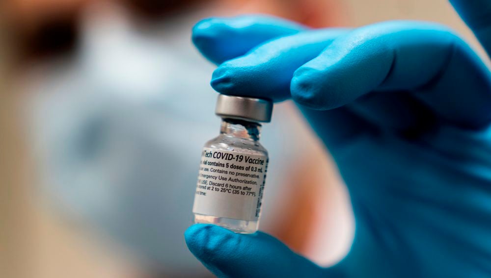 Un científico muestra una dosis de la vacuna contra el Covid-19.