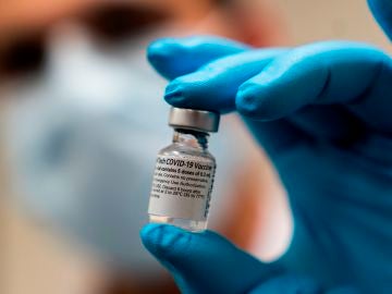Un científico muestra una dosis de la vacuna contra el Covid-19.