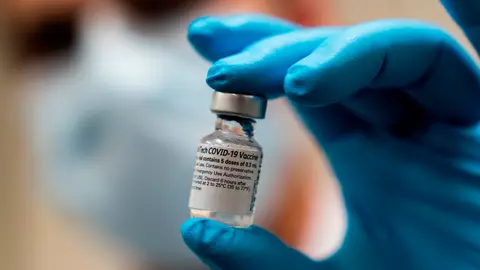 Un científico muestra una dosis de la vacuna contra el Covid-19. Un científico muestra una dosis de la vacuna contra el Covid-19.