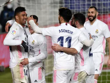 Casemiro y los futbolistas del Madrid celebran el tanto del brasileño. Casemiro y los futbolistas del Madrid celebran el tanto del brasileño.