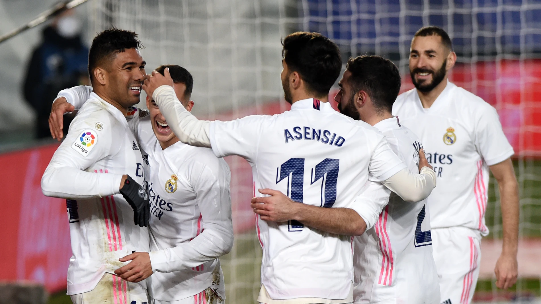 Casemiro y los futbolistas del Madrid celebran el tanto del brasileño. Casemiro y los futbolistas del Madrid celebran el tanto del brasileño.