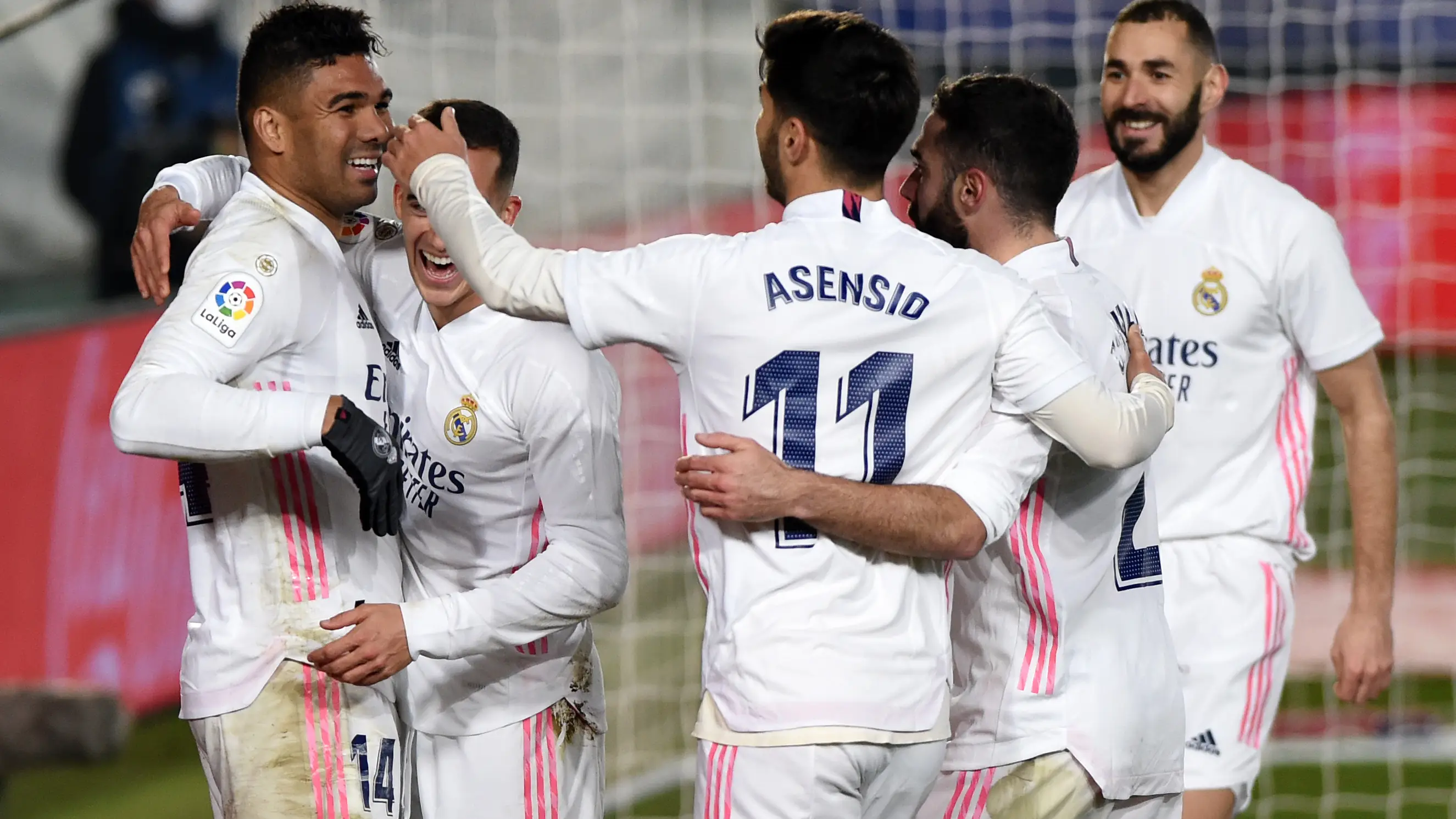 Casemiro y los futbolistas del Madrid celebran el tanto del brasile&ntilde;o.