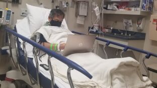 La emotiva fotograf&iacute;a de un profesor corrigiendo ex&aacute;menes en el hospital un d&iacute;a antes de morir: "Denles gracias a sus maestros"