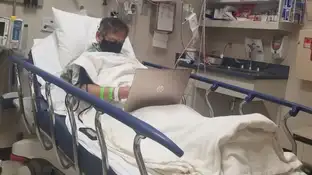 La emotiva fotografía de un profesor corrigiendo exámenes en el hospital un día antes de morir: "Denles gracias a sus maestros" La emotiva fotografía de un profesor corrigiendo exámenes en el hospital un día antes de morir: "Denles gracias a sus maestros"