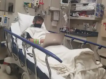 La emotiva fotografía de un profesor corrigiendo exámenes en el hospital un día antes de morir: "Denles gracias a sus maestros" La emotiva fotografía de un profesor corrigiendo exámenes en el hospital un día antes de morir: "Denles gracias a sus maestros"