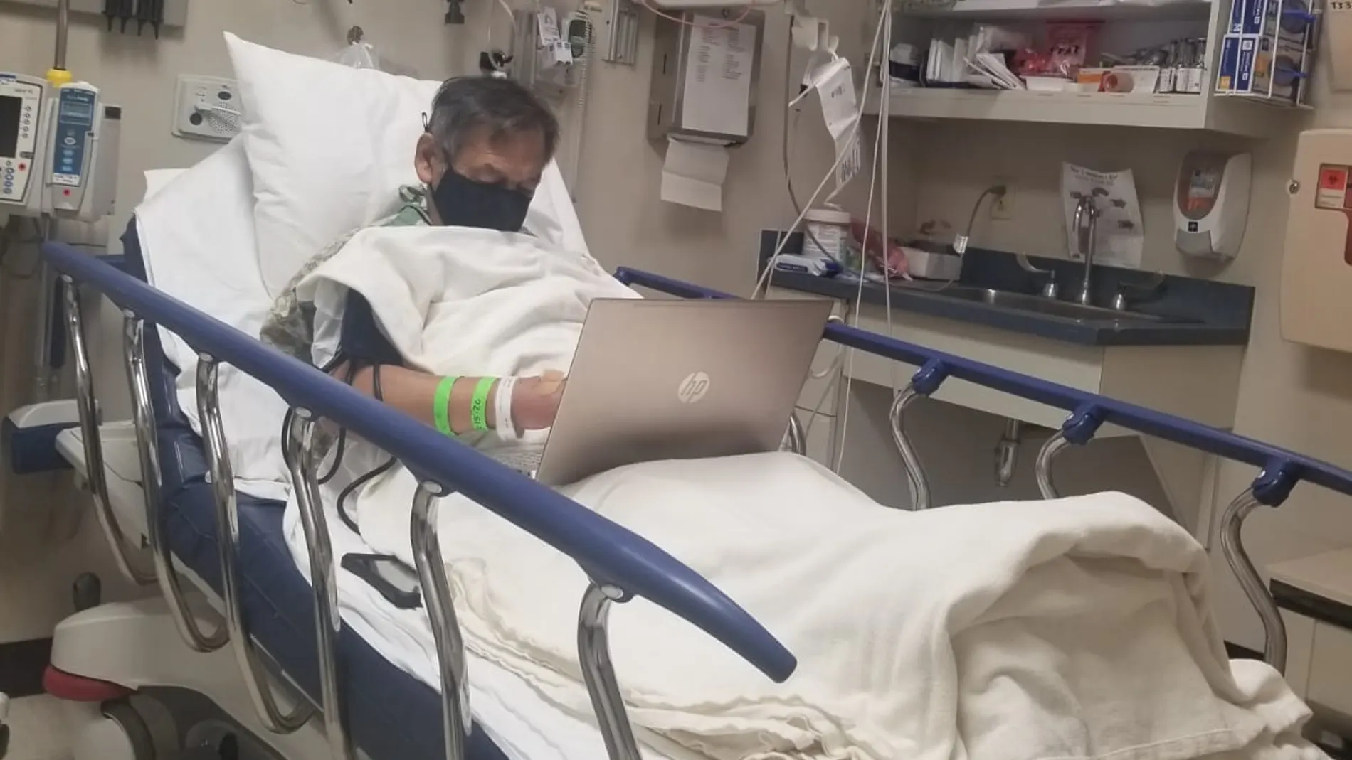 La emotiva fotografía de un profesor corrigiendo exámenes en el hospital un día antes de morir: "Denles gracias a sus maestros" La emotiva fotografía de un profesor corrigiendo exámenes en el hospital un día antes de morir: "Denles gracias a sus maestros"
