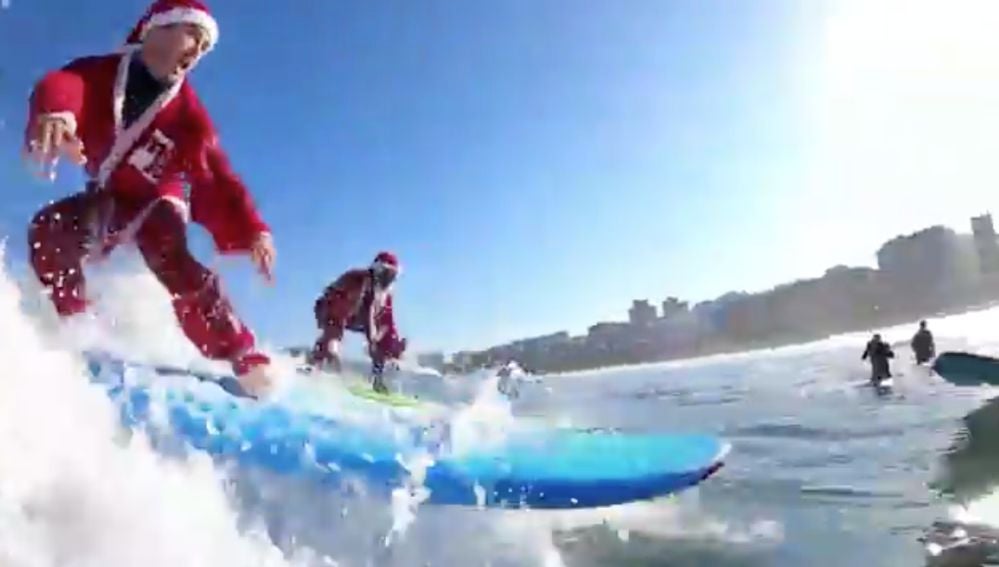 Papá Noel surfeando