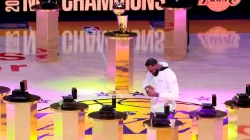 LeBron James se pone el anillo como campeón de la NBA