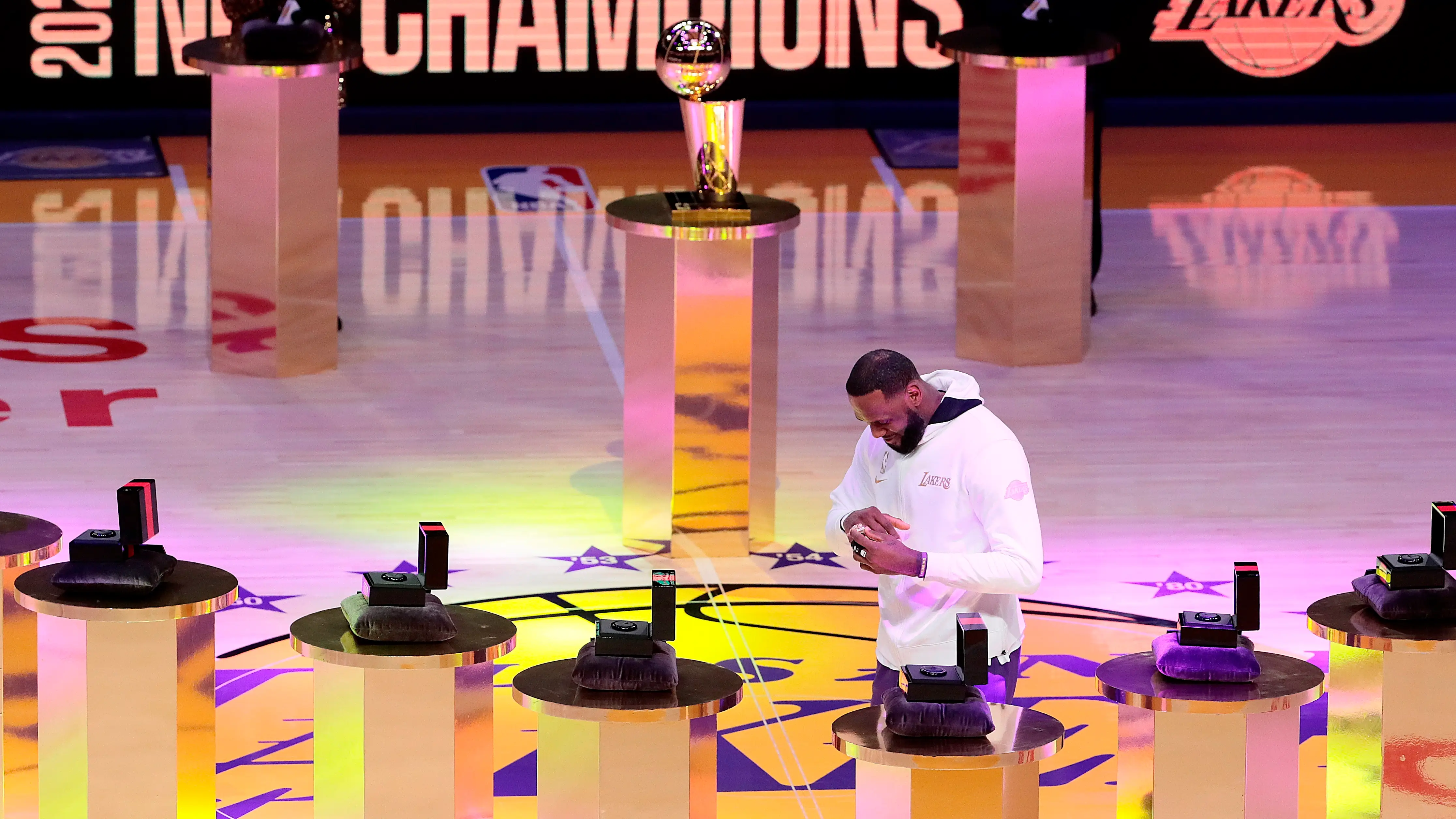 LeBron James se pone el anillo como campe&oacute;n de la NBA