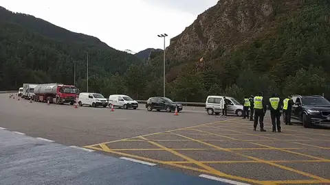 El cierre perimetral por el coronavirus de la Cerdanya y el Ripollès en Cataluña provocan largas retenciones El cierre perimetral por el coronavirus de la Cerdanya y el Ripollès en Cataluña provocan largas retenciones