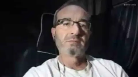 Manuel Ruiz, camionero bloqueado en Reino Unido: "Todavía no me han hecho la PCR, estamos esperando a la llegada de los militares" Manuel Ruiz, camionero bloqueado en Reino Unido: "Todavía no me han hecho la PCR, estamos esperando a la llegada de los militares"