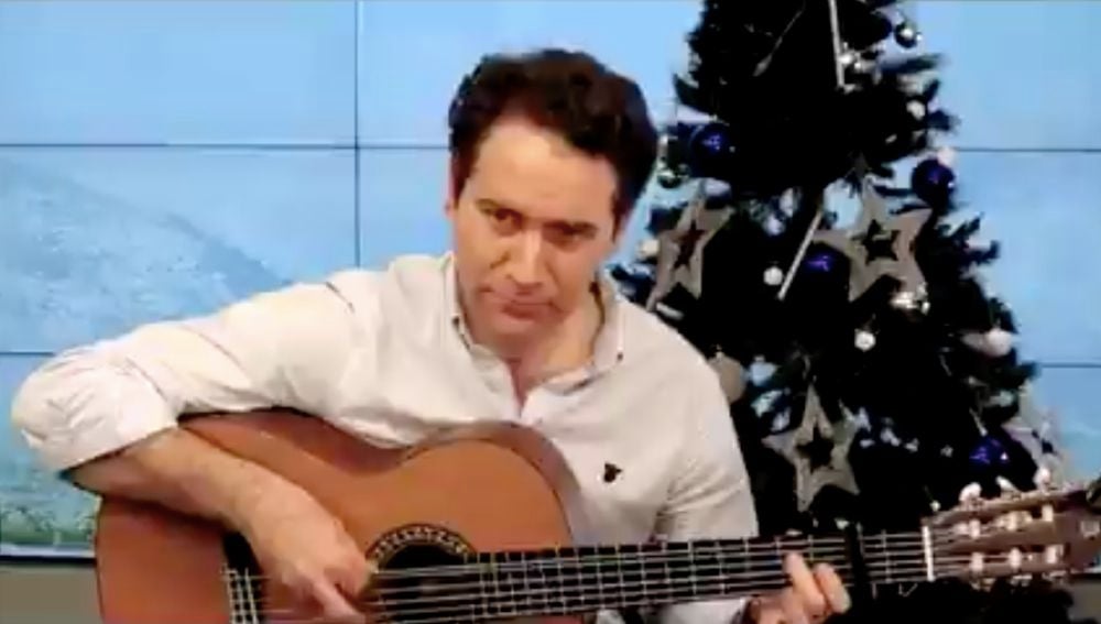 Teodoro García Egea tocando la guitarra