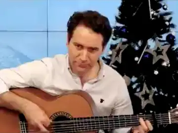 Teodoro García Egea tocando la guitarra Teodoro García Egea tocando la guitarra
