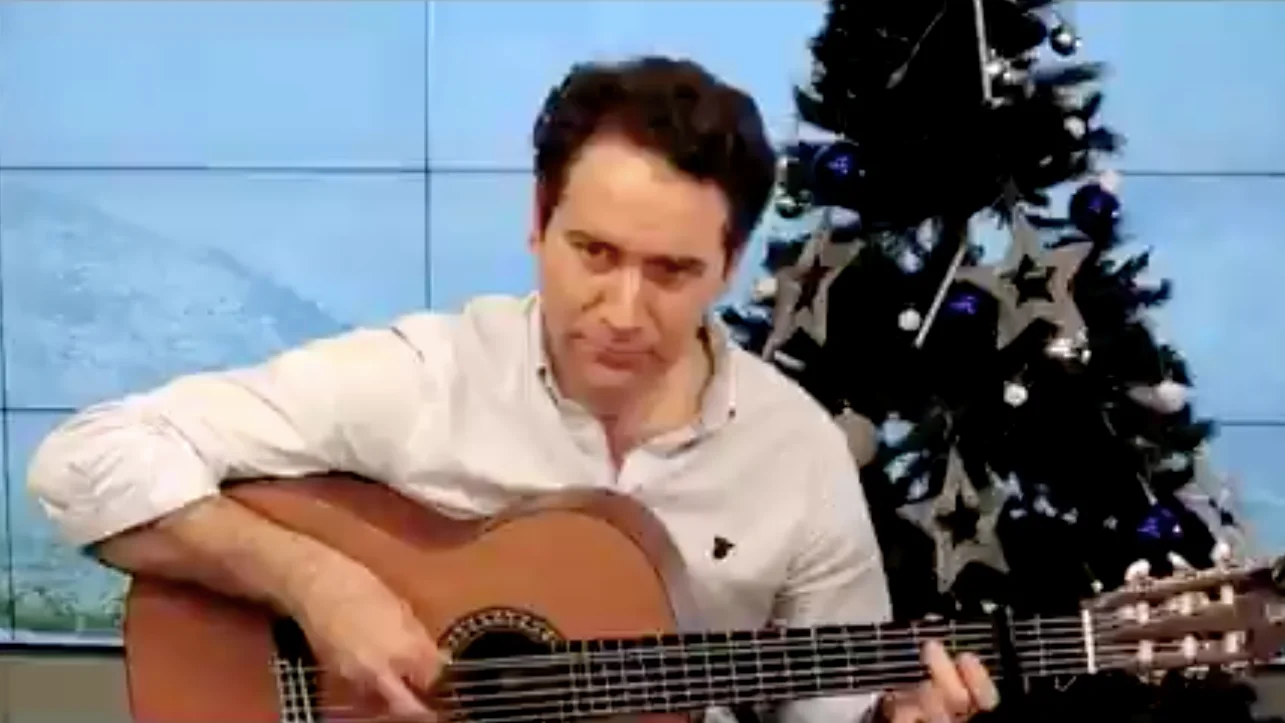 Teodoro García Egea tocando la guitarra Teodoro García Egea tocando la guitarra