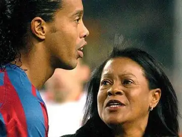 Ronaldinho junto a su madre cuando era jugador del Barça Ronaldinho junto a su madre cuando era jugador del Barça