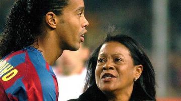 Ronaldinho junto a su madre cuando era jugador del Barça